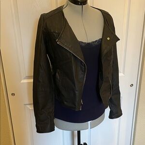 Anthropologie Women's Black Leather Jacket (M)